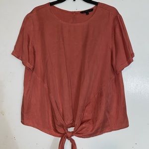 Cute shirt! Ties in front